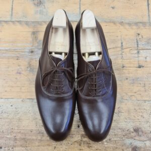 Plain Oxford shoe with blind eyelets