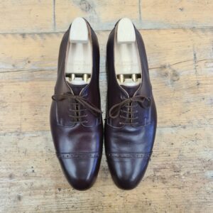 Derby shoes with straight toecap and blind eyelets