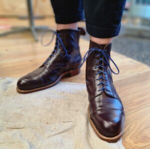 Derby boot with plain toecap